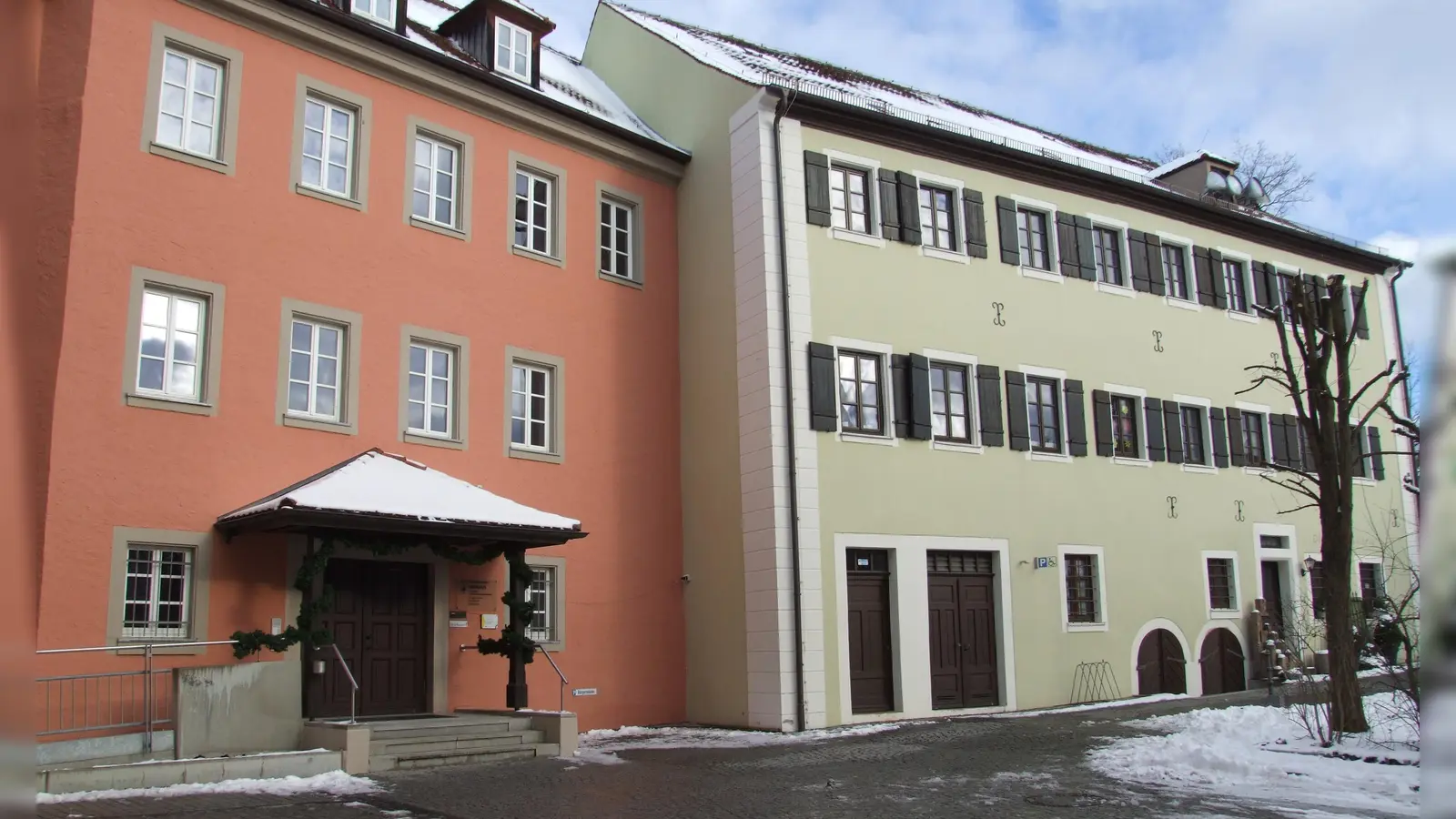 Das Rathaus von Feuchtwangen: Wer ab der neuen Amtsperiode als Bürgermeister an der Spitze der Stadt steht, darüber kann die Bevölkerung bei der Kommunalwahl am 8. März entscheiden. Die Unabhängige Bürgerschaft Feuchtwangen schickt keinen eigenen Kandidaten ins Rennen.  (Foto: Jasmin Kiendl  )