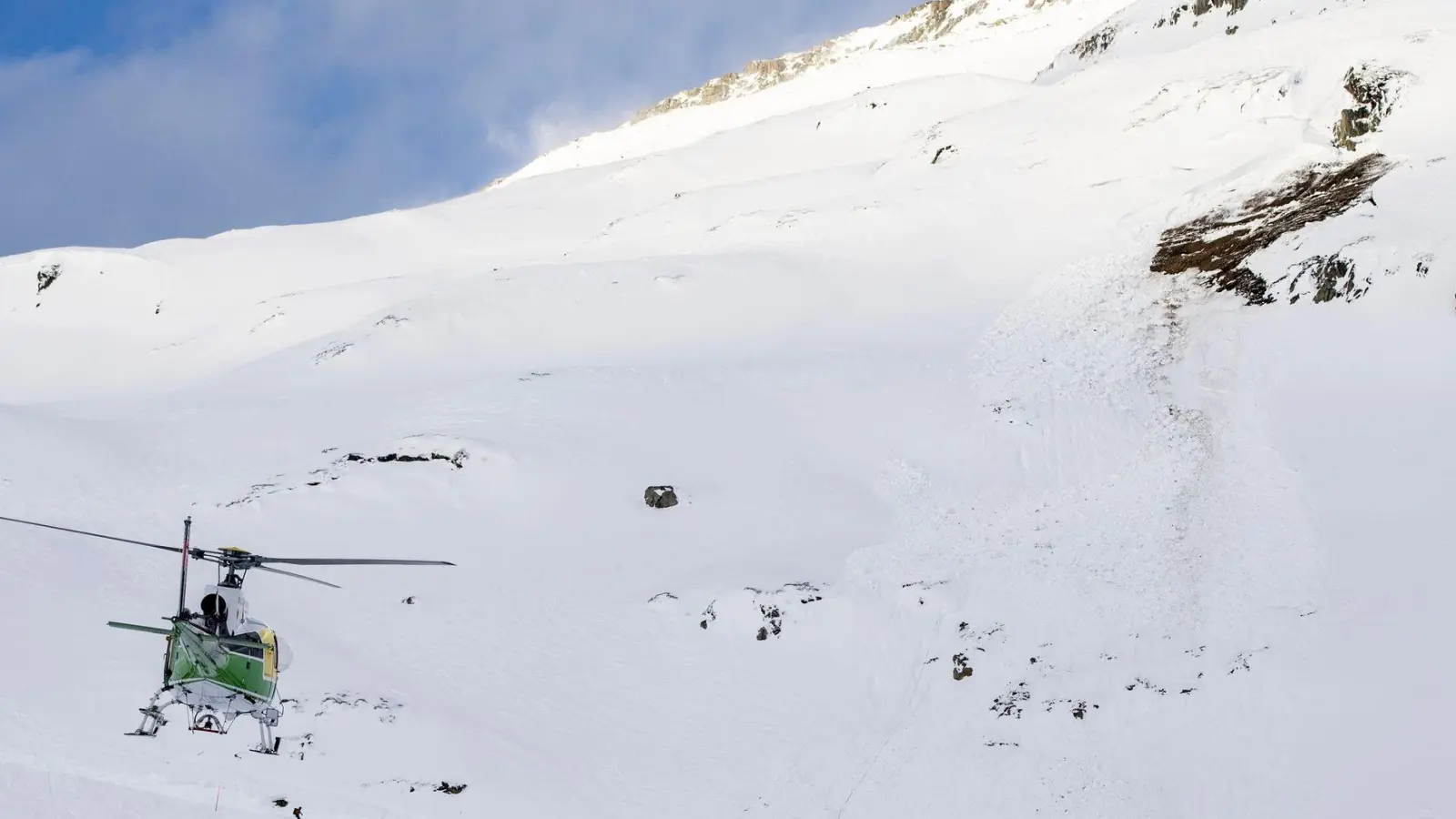 Rettungshubschrauber suchten nach den Vermissten. (Symbolbild) (Foto: Urs Flueeler/KEYSTONE/dpa)