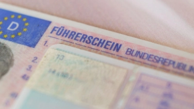 Bis Ende des Jahres soll in ganz Bayern der neue Führerschein im Internet beantragt werden können. (Symbolbild)  (Foto: Ole Spata/dpa)