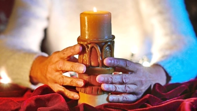 Wie das tröstende Licht der Kerze bringen auch die Spenden vielen Betroffenen in der Weihnachtszeit ein bisschen Hoffnung. (Foto: Jim Albright)