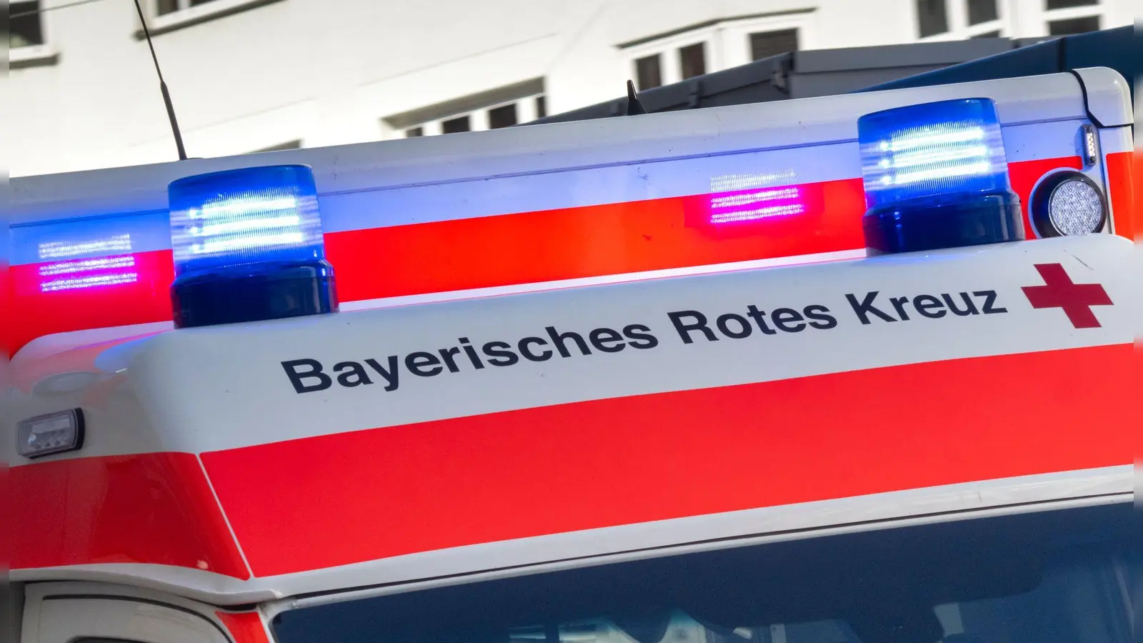Der Rettungsdienst bringt den Mann ins Krankenhaus. (Symbolbild) (Foto: Peter Kneffel/dpa)