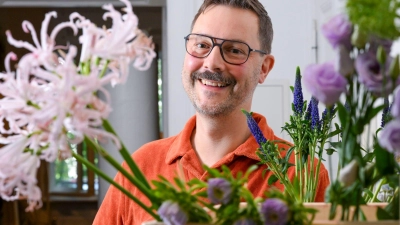 Der Florist Nicolaus Peters hat Floristik-Weltmeisterschaft in England gewonnen. (Foto: Jens Kalaene/dpa)