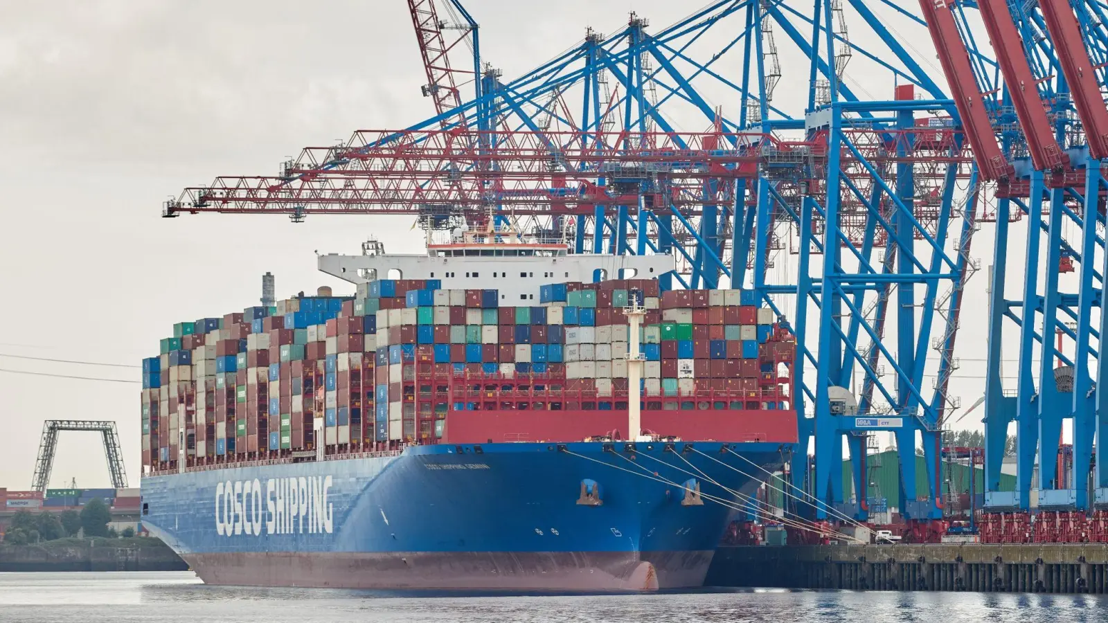 Die chinesische Staatsreederei Cosco hat vor wenigen Monaten anteilig ein Terminal des Hamburger Hafens übernommen. (Foto: Georg Wendt/dpa)