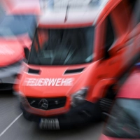 Feuerwehrleute bewahrten ein Wohnhaus vor den Flammen. (Symbolbild) (Foto: Jens Kalaene/dpa)