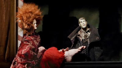 Kommen sich näher: Ginevra und Artus, eine Szene aus dem Figurentheaterstück „Artus und die Frauen der Tafelrunde”. (Foto: Thomas Wirth)