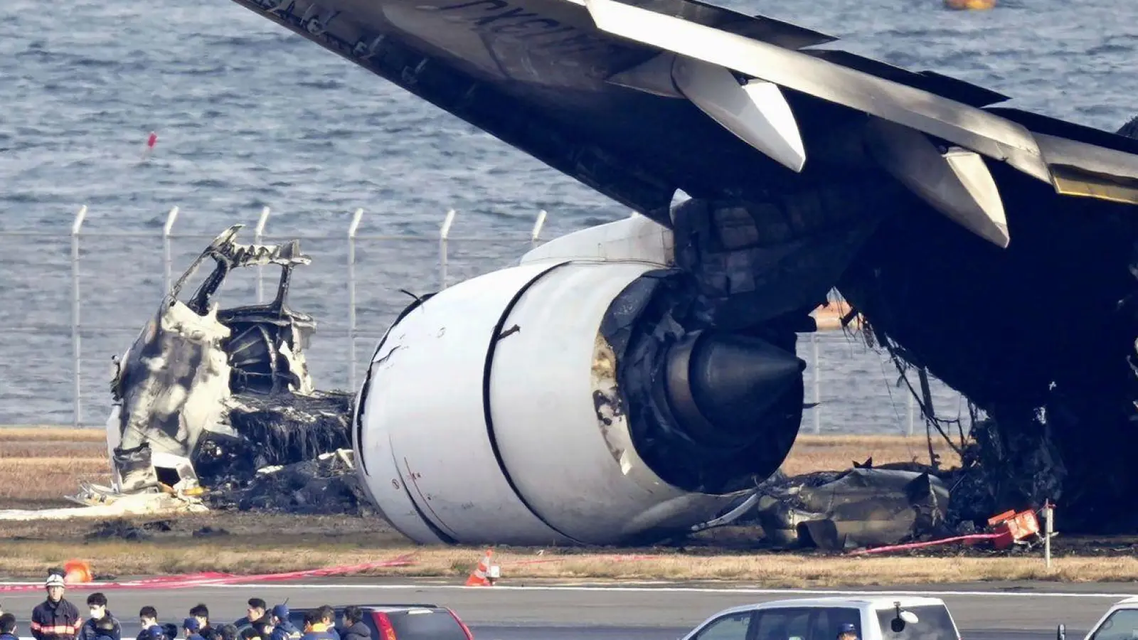 Die Bilder gingen um die Welt: Wie durch ein Wunder überlebten fast 400 Menschen an Bord eines Passagierflugzeugs in Japan ein Flammeninferno nach einer Kollision. (Foto: Uncredited/Kyodo News/AP)