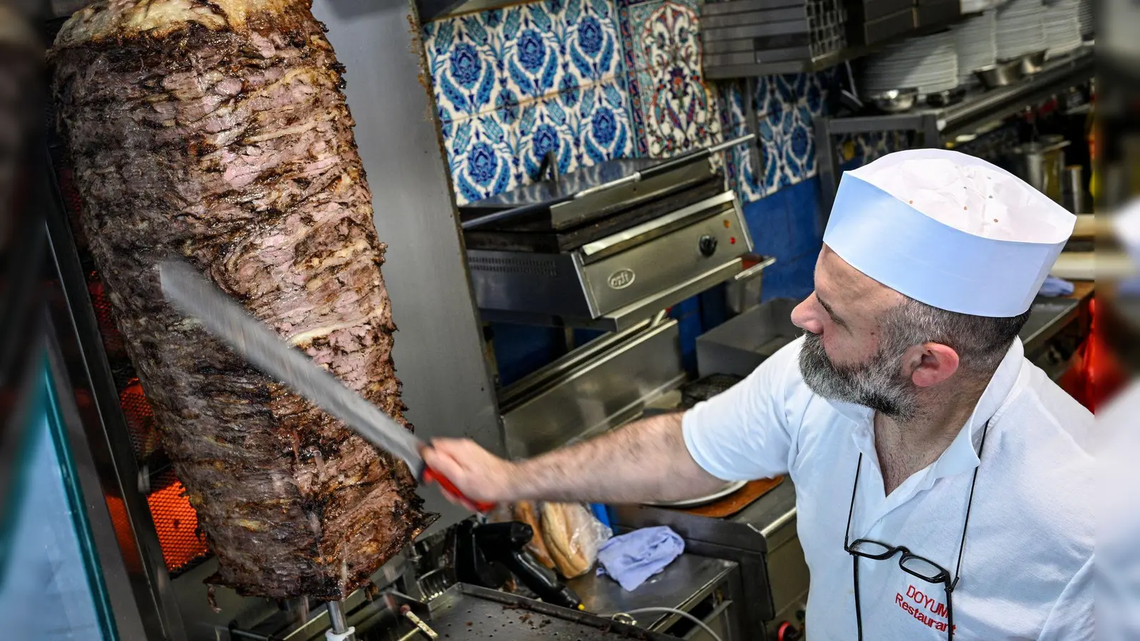 Um den Spieß geht&#39;s: Nach dem Willen eines türkischen Verbands soll die Dönerherstellung künftig klar reglementiert werden. (Archivbild) (Foto: Jens Kalaene/dpa)