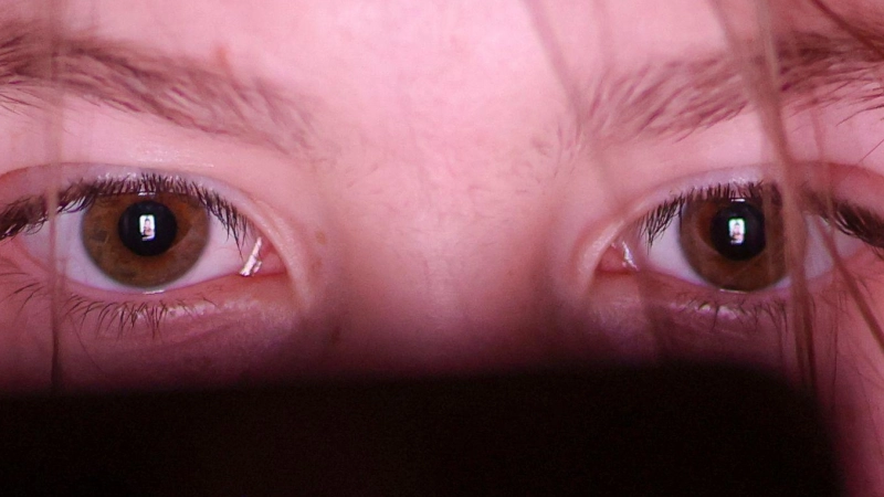 Am Wochenende verbringen Jugendliche in der EU nach eigenen Angaben über 6 Stunden pro Tag in Sozialen Netzwerken. (Symbolbild)  (Foto: Jan Woitas/dpa)