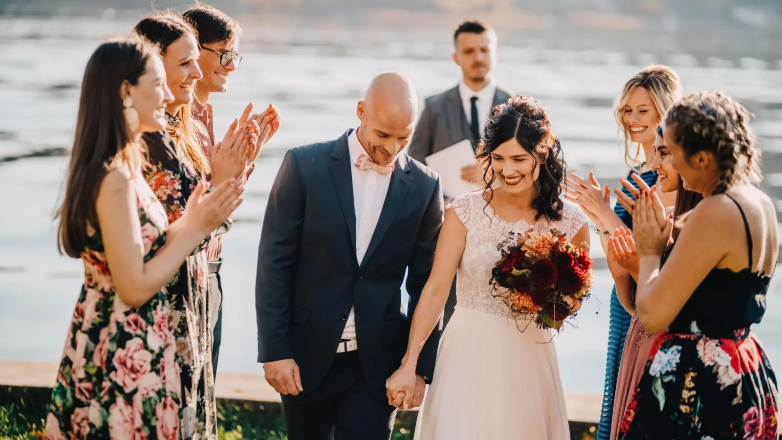 Bevor sich Hochzeitspaare das Ja-Wort geben können, stehen sie vor einer anderen großen Frage: Wer wird bei der Feier dabei sein? (Foto: Daniel Waschnig Photography/Westend61/dpa-tmn)