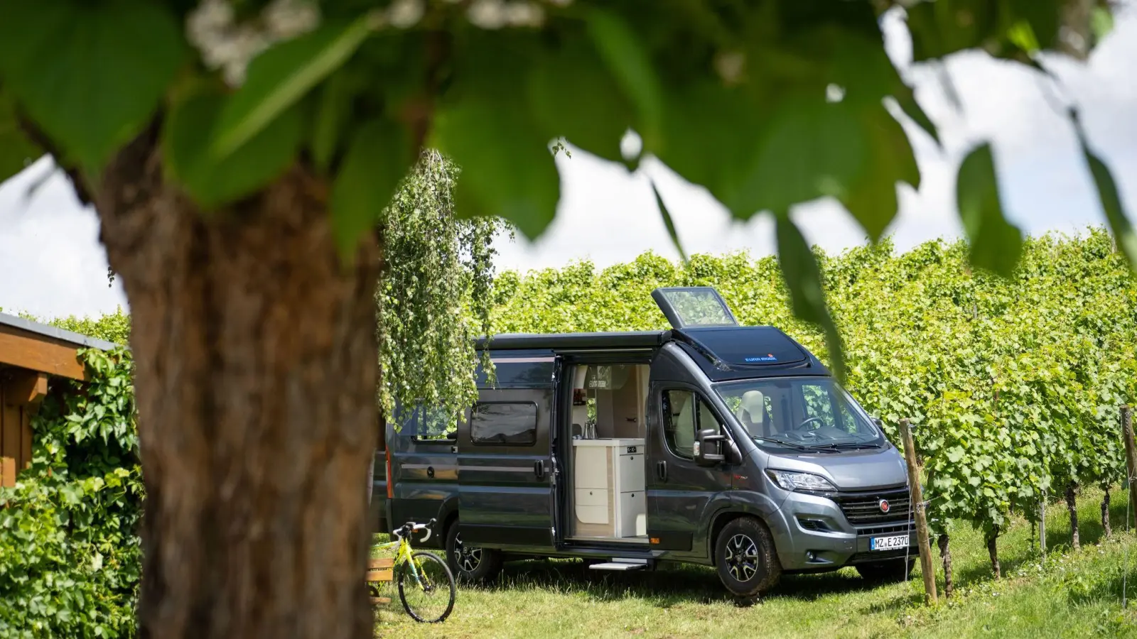 Camping vielleicht nächstes Mal mit Ventilator, Kühlbox und Lichterkette? Und das Notebook lässt sich auch laden? Ein perfektes Szenario für eine Powerstation. (Foto: Frank Rumpenhorst/dpa-tmn)