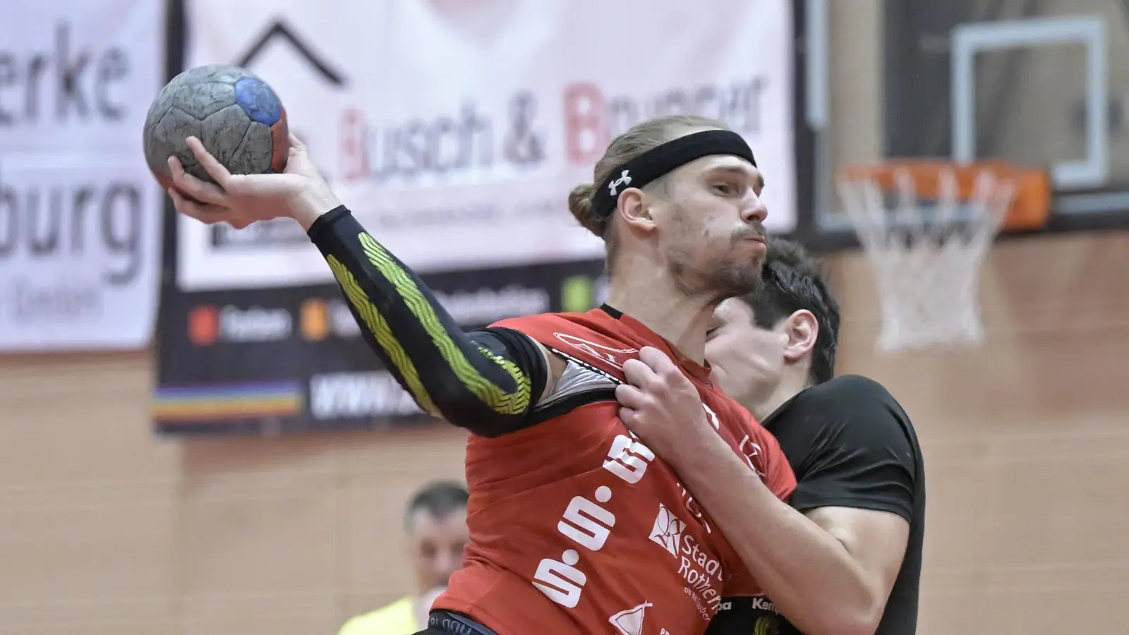 Mit sieben Treffern war Patrick Schneider (mit Ball, gegen den Bayreuther Tom Elschner) zweitbester Rothenburger Torschütze. (Foto: Martin Rügner)