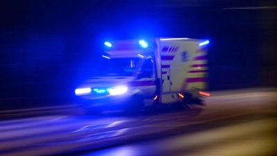Der Rettungsdienst brachte den 71-Jährigen nach dem Unfall in ein Klinikum. (Symbolbild) (Foto: Robert Michael/dpa)