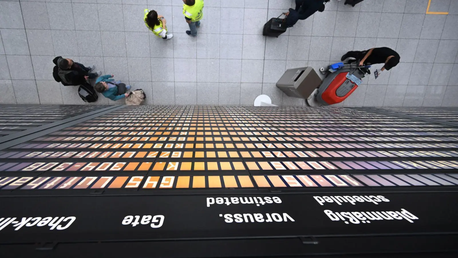 Auf der Anzeigentafel am Münchner Flughafen stehen heute viele annullierte Flüge. (Symbolbild) (Foto: Felix Hörhager/dpa)