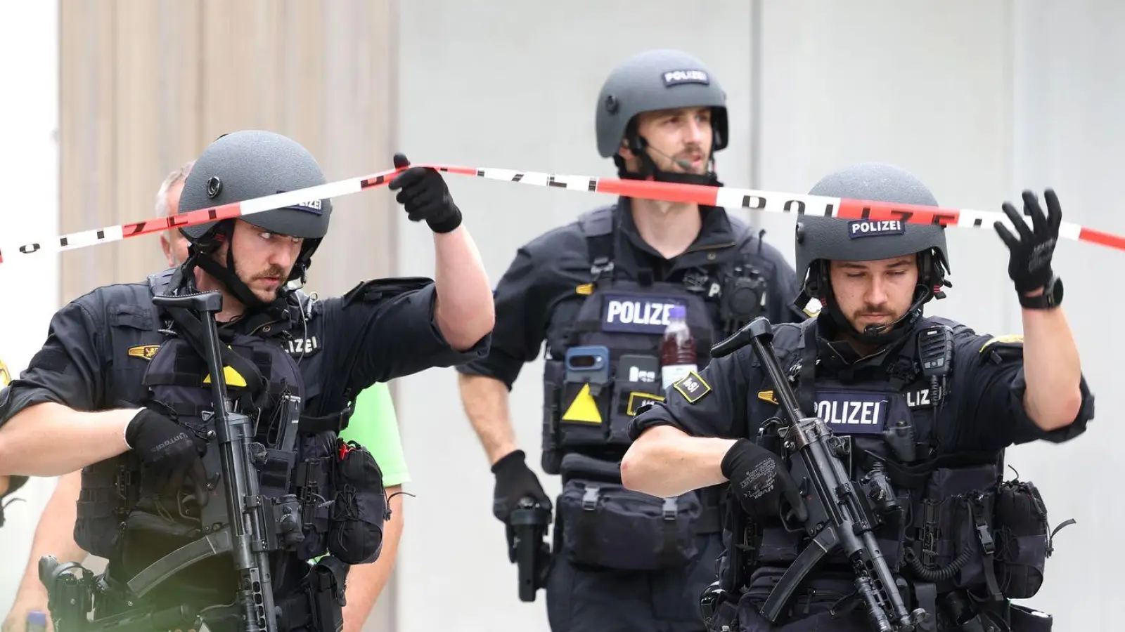 Polizisten auf dem Schulgelände. (Foto: Karl-Josef Hildenbrand/dpa)