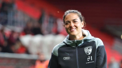 Die Trainerin Sabrina Wittmann vom FC Ingolstadt steht nach dem Abpfiff auf dem Platz. (Foto: Daniel Karmann/dpa/Archivbild)