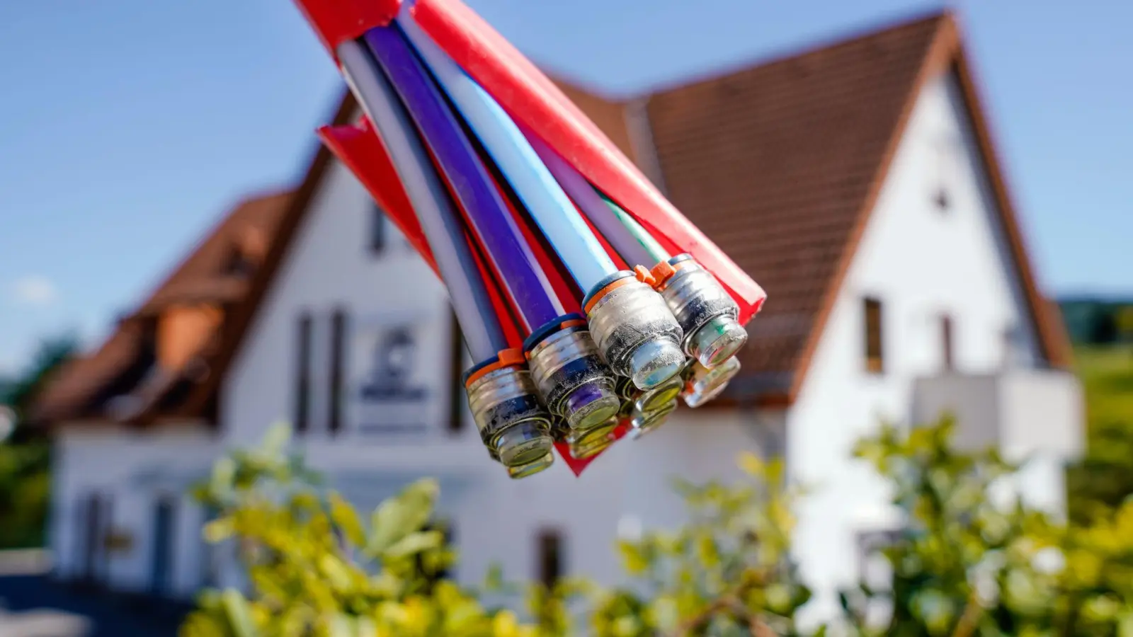 Sparpotential: Buchen Eigentümer beim ausbauenden Anbieter für Glasfaser einen Zweijahres-Vertrag dazu, bekommen sie den Anschluss in der Regel kostenlos. (Foto: Uwe Anspach/dpa/dpa-tmn)