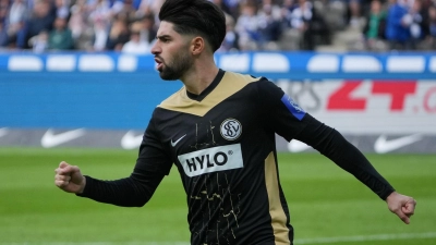 Elversbergs Sahin erzielt gegen Hertha das erste Tor des Tages.  (Foto: Soeren Stache/dpa)