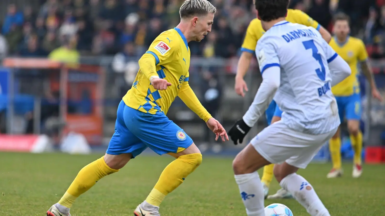 Braunschweigs Lino Tempelmann schießt das Tor zum 1:0. (Foto: Swen Pförtner/dpa)