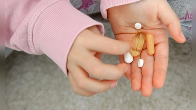 Riskante Neugier: Medikamente sollten nicht in Griffweite von Kindern abgelegt werden. (Foto: Mascha Brichta/dpa-tmn)