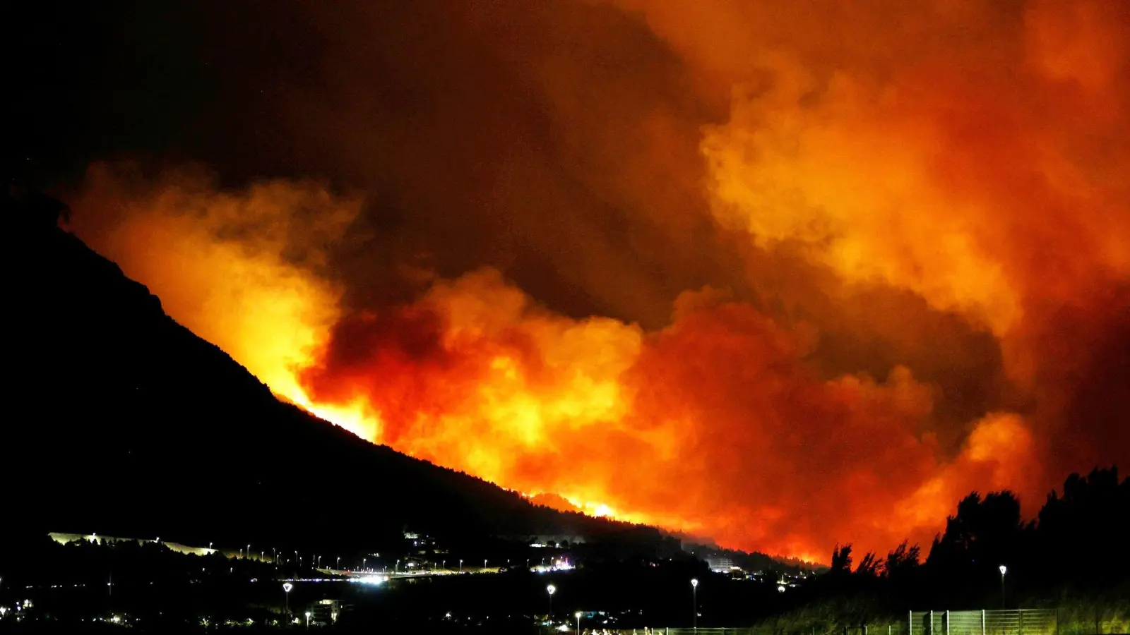 An der kroatischen Adriaküste südlich von Split hat ein heftiger Waldbrand Häuser und Autos zerstört. (Foto: Jakov Prkic/AP/dpa)