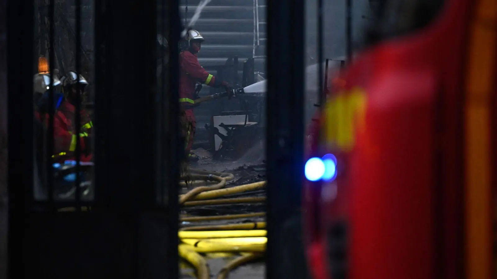 Die Feuerwehr brachte den Brand in der Markthalle unter Kontrolle. (Foto: Julien De Rosa/AFP/dpa)