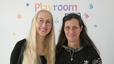 Im Spielraum des Mütterzentrums Ansbach erläuterten die pädagogische Fachkraft Anja Rücker und die Vereinsvorsitzende Kerstin Gramsamer die Angebote (von links). (Foto: Calotta Halbrock)