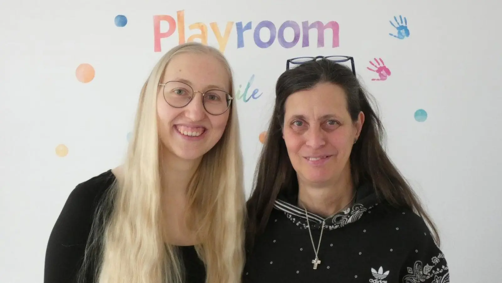 Im Spielraum des Mütterzentrums Ansbach erläuterten die pädagogische Fachkraft Anja Rücker und die Vereinsvorsitzende Kerstin Gramsamer die Angebote (von links). (Foto: Calotta Halbrock)