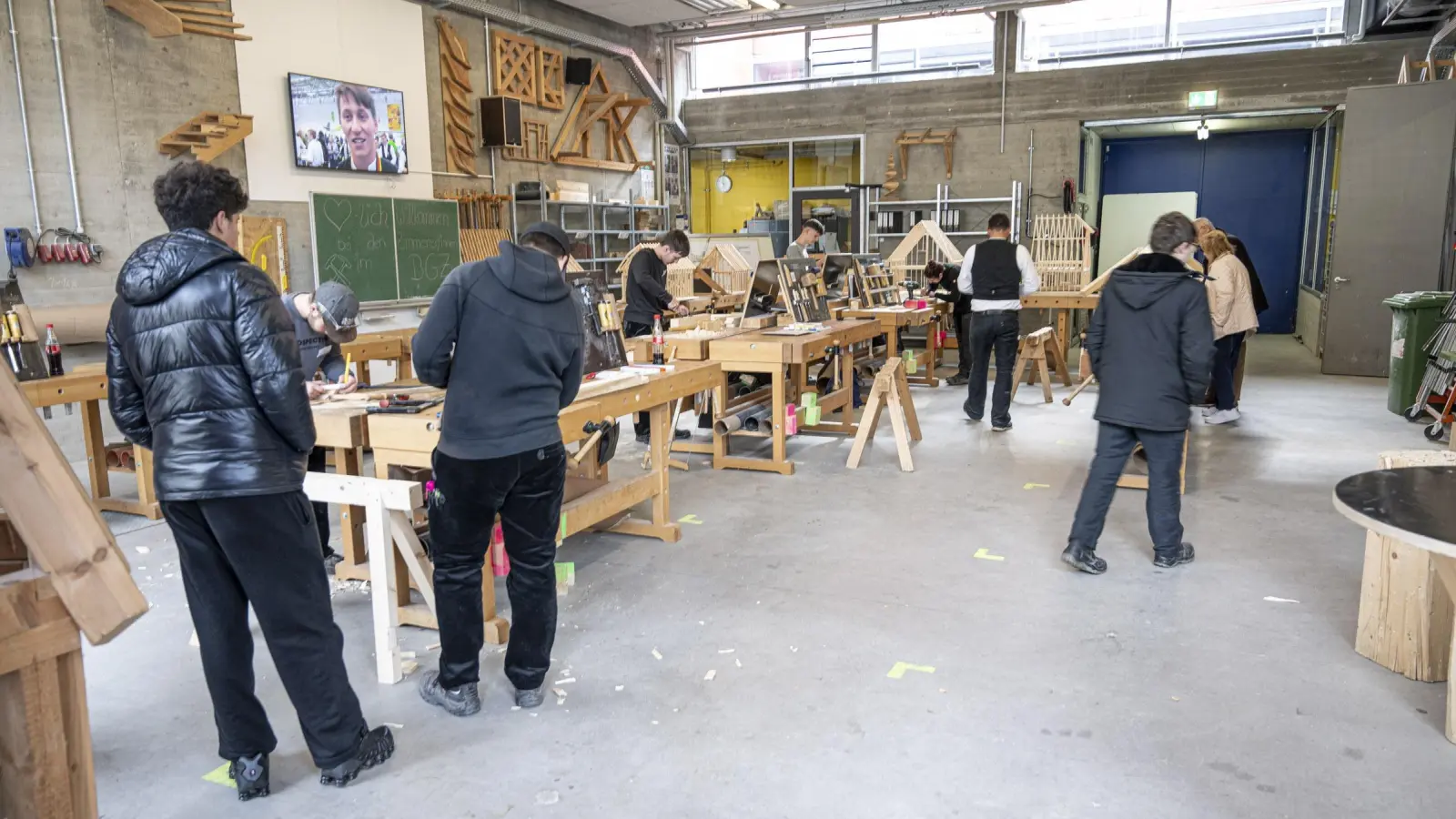 Einige Jugendliche nutzen im vergangenen Jahr die Gelegenheit auf der Ausbildungsplatzbörse in Neustadt mit Vertreterinnen und Vertretern von Unternehmen und Schulen ins Gespräch zu kommen und sich direkt vor Ort über Ausbildungsmöglichkeiten zu informieren. (Foto: Michael Capek)