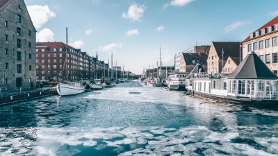 Eisiger Christianshavns Kanal: Morgens sind Menschen in Bademänteln auf dem Weg zu den Einstiegsstellen. (Foto: Wonderful Copenhagen/dpa-tmn)