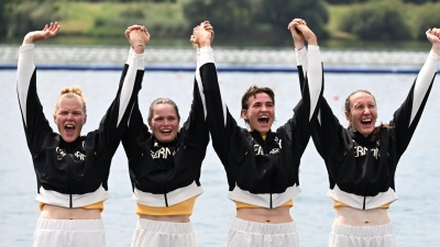 Die Freude über Bronze war im Frauen-Doppelvierer groß.  (Foto: Sebastian Kahnert/dpa)