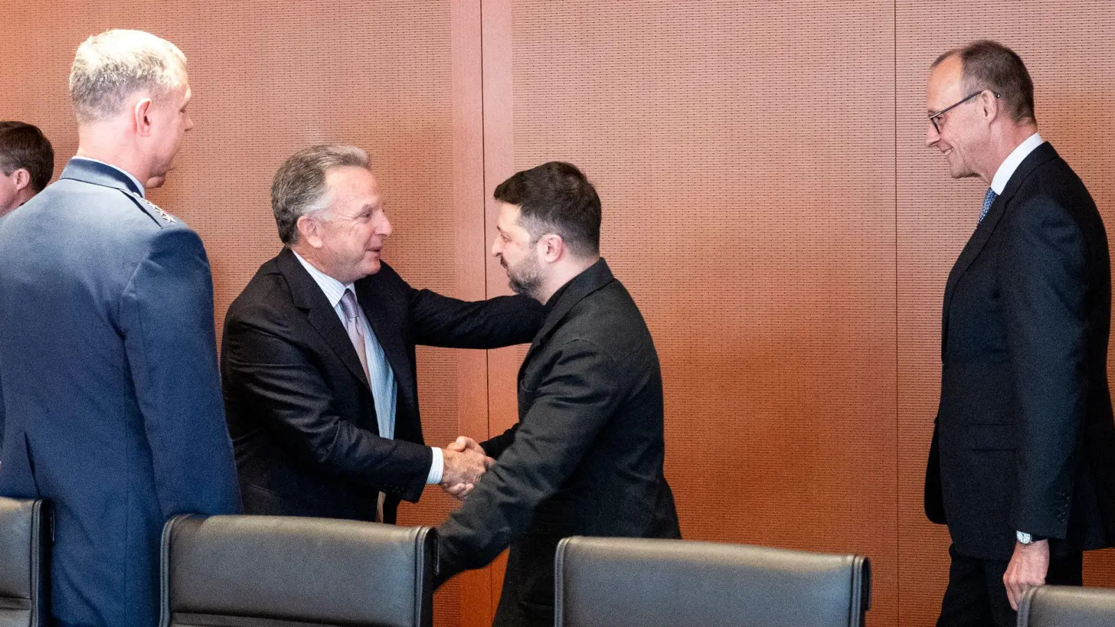 Bei der Begrüßung war Kanzler Friedrich Merz (CDU) noch zugegen. Anschließend zog er sich zurück. (Foto: Guido Bergmann/Presse- und Informationsamt der Bundesregierung)