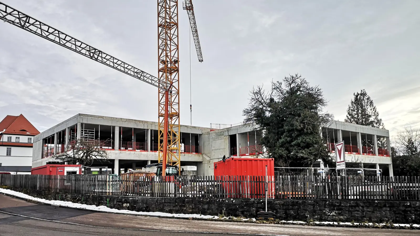 Der Erweiterungsbau der Toppler-Grundschule wächst zügig. (Foto: Jürgen Binder)