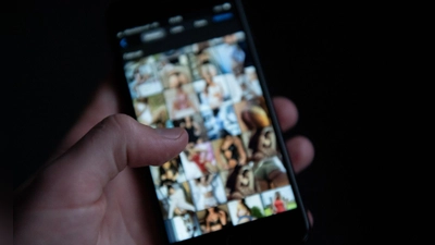 Pornografische Bilder sind längst nicht immer echt - oft werden Frauen ohne ihr Wissen mit Hilfe von KI zu Darstellerinnen gemacht. (Symbolbild) (Foto: Silas Stein/dpa/dpa-tmn)
