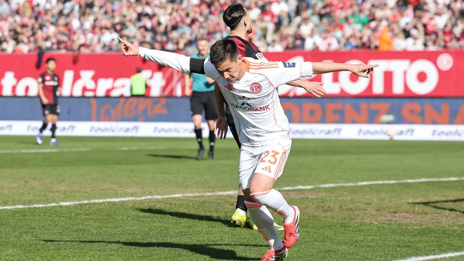 Wechselt von Düsseldorf nach Fürth: Offensivspieler Shinta Appelkamp. (Archivbild) (Foto: Daniel Löb/dpa)