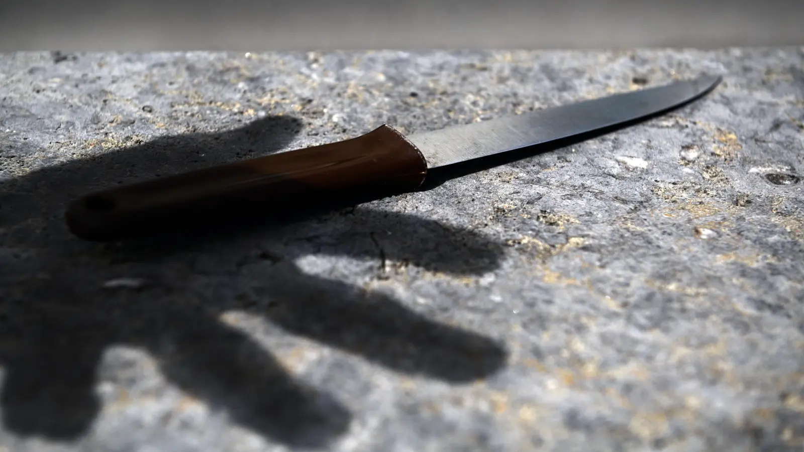 Der Messerangriff an einer Bushaltestelle in Schnelldorf (Landkreis Ansbach) hat die Region aufgeschreckt. (Symbolbild: Anna Beigel)