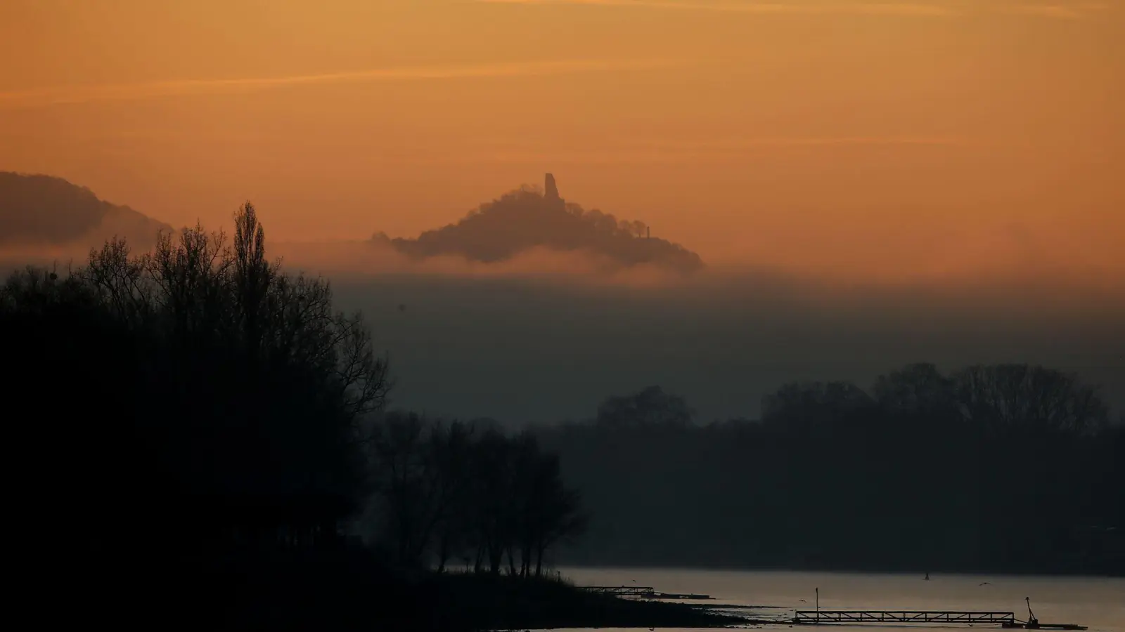 „Westalgie“ bezeichnet eine nostalgische Sehnsucht nach der alten Bundesrepublik - hier der Drachenfels bei Bonn im Morgenlicht. (Archivbild)  (Foto: Oliver Berg/dpa)