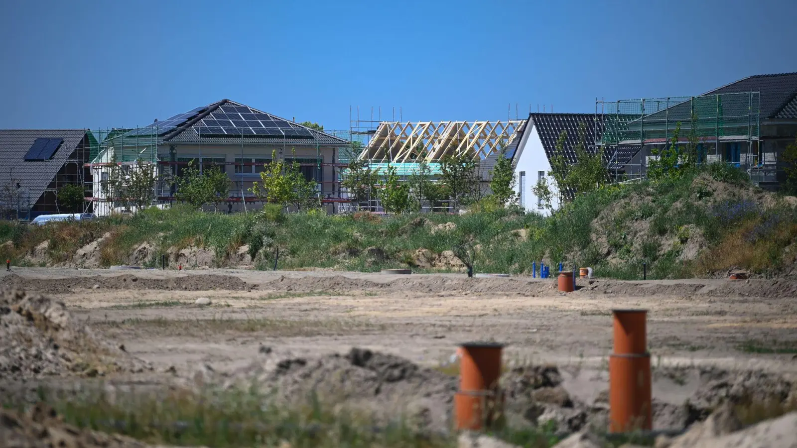 Bodenverhältnisse, Tragfähigkeit, Grundwasserstand: Ein Baugrundgutachten kann private Bauherren vor hohen Kosten und Risiken bewahren.  (Foto: Soeren Stache/dpa-Zentralbild/dpa-tmn)