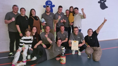 Das Männerballett Hagenbüchach feierte in Oberasbach mit seinen Trainerinnen Maria Pfeiffer, Kathrin Roth, Maike Kruse und Daniela Böhm einen grandiosen zweiten Platz (Foto: Rainer Weiskirchen)