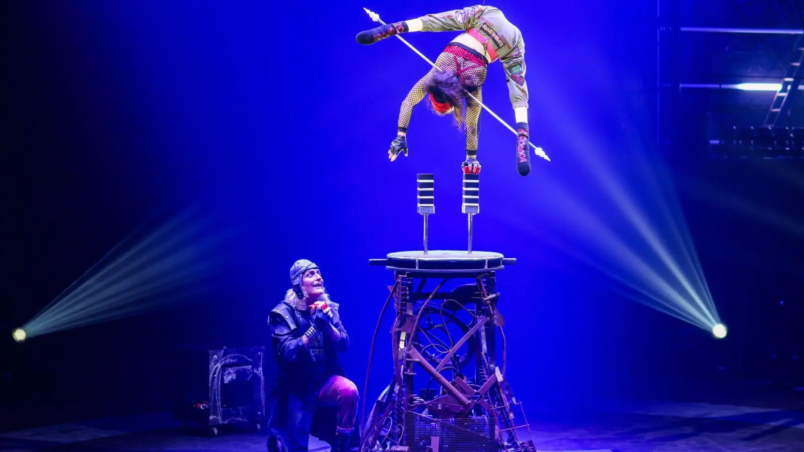 Bei ihrer Darbietung balanciert Silke Pan auf Handstandstützen - und steigt mit den Klötzen immer weiter in die Höhe. (Foto: Christoph Reichwein/dpa)