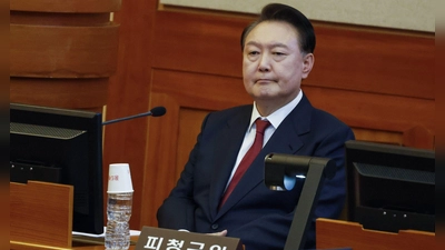 Die Ermittler der Anti-Korruptionsbehörde CIO haben den Fall Yoon Suk Yeol an die Staatsanwaltschaft übergeben.  (Foto: JEON HEON-KYUN/Pool EPA/AP/dpa)