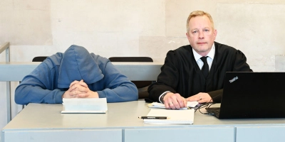 Der 42-jährige Angeklagte mit seinem Verteidiger Harald Tschampel. Zu Beginn der Verhandlung war der Angeklagte noch etwas unruhig, mit der Zeit taute er auf und wurde gesprächig. (Foto: Luca Paul)