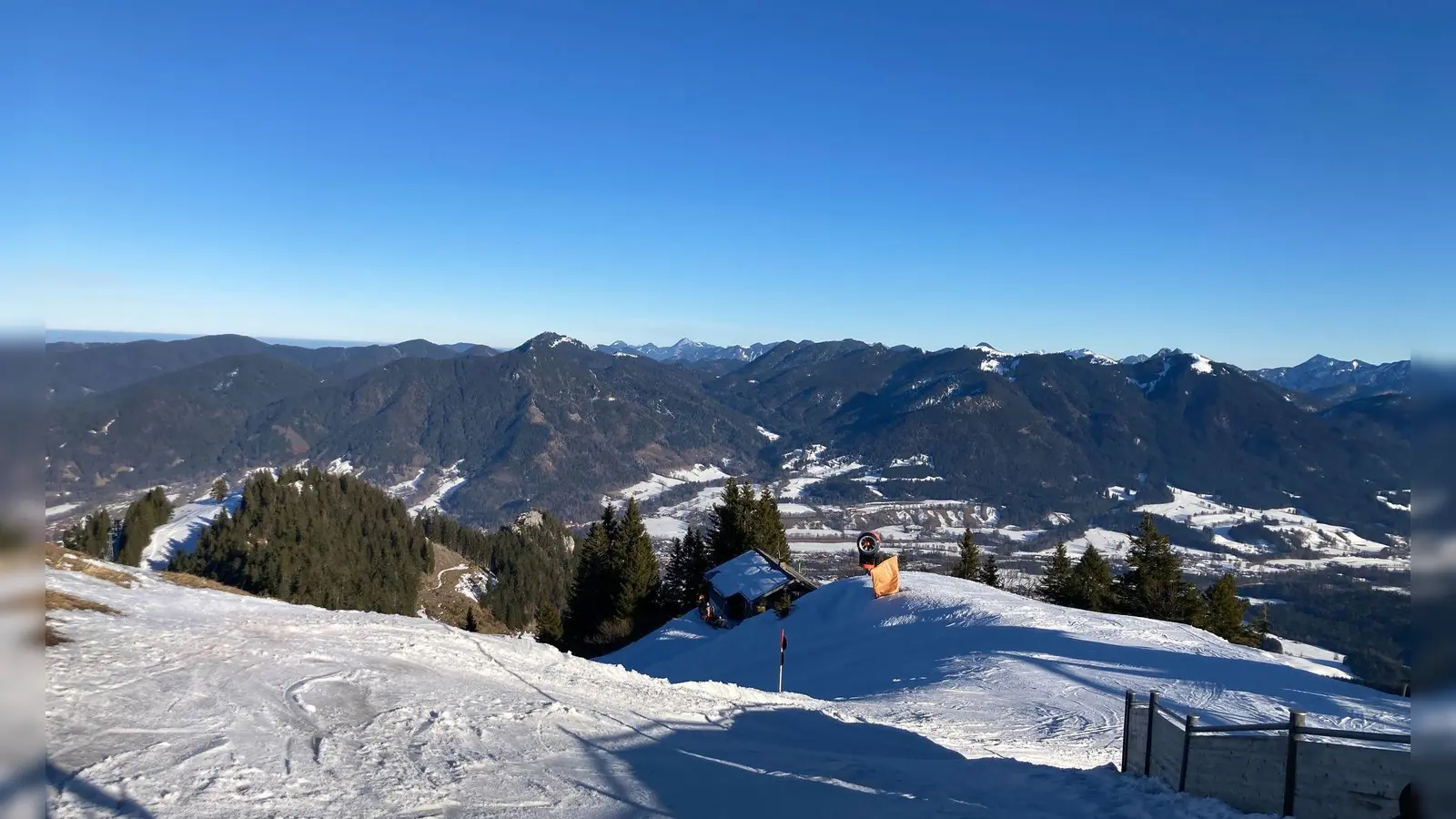 Im Skigebiet Brauneck läuft der Betrieb trotz des Einbruchs gut. (Produktion) (Foto: Sabine Dobel/dpa)