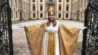 Das Outfit und die Pose hat sie schon einmal probiert: Fabienne Marie Klopfer ist das neue Schillingsfürster Christkind. (Foto: Michael Trzybinski)