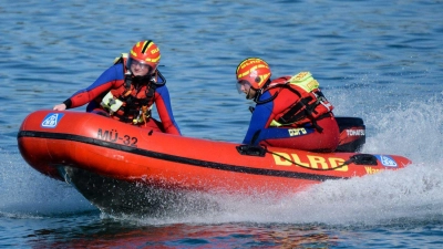 Rettungstaucher fanden den Mann unter Wasser. (Symbolbild) (Foto: Matthias Balk/dpa)