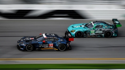 Bei den Testfahrten schonmal Seite an Seite: der Aston Martin von Mario Farnbacher (vorne) und der AMG-Mercedes von Maximilian Götz. (Foto: Courtesy of IMSA / Michael L. Levitt)