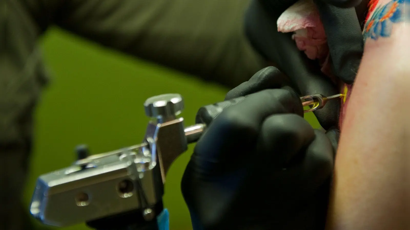 Entzündung nach Tattoo: Die Folge kann ein Ausfall ohne Lohnfortzahlung sein. (Foto: Franziska Gabbert/dpa-tmn)