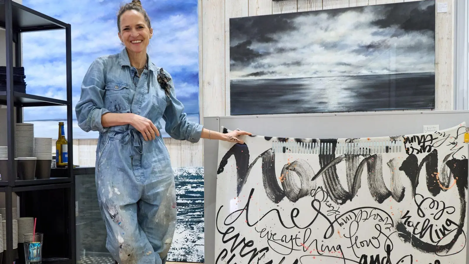 Die Hamburger Künstlerin Jeannine Platz liebt Malen und Schreiben. Beides zeichnet ihre Werke aus.  (Foto: Georg Wendt/dpa)