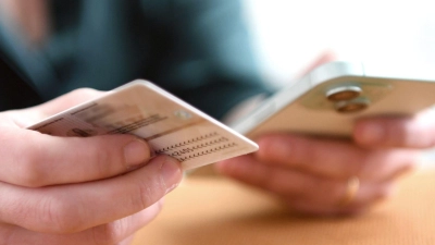 Ausweiskopien nur im Ausnahmefall: Kopien von Personalausweisen sollten bloß angefertigt werden, wenn es wirklich notwendig ist, um Missbrauch und Datenschutzrisiken zu vermeiden. (Foto: Zacharie Scheurer/dpa-tmn)