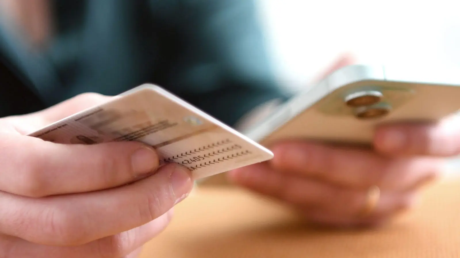 Ausweiskopien nur im Ausnahmefall: Kopien von Personalausweisen sollten bloß angefertigt werden, wenn es wirklich notwendig ist, um Missbrauch und Datenschutzrisiken zu vermeiden. (Foto: Zacharie Scheurer/dpa-tmn)