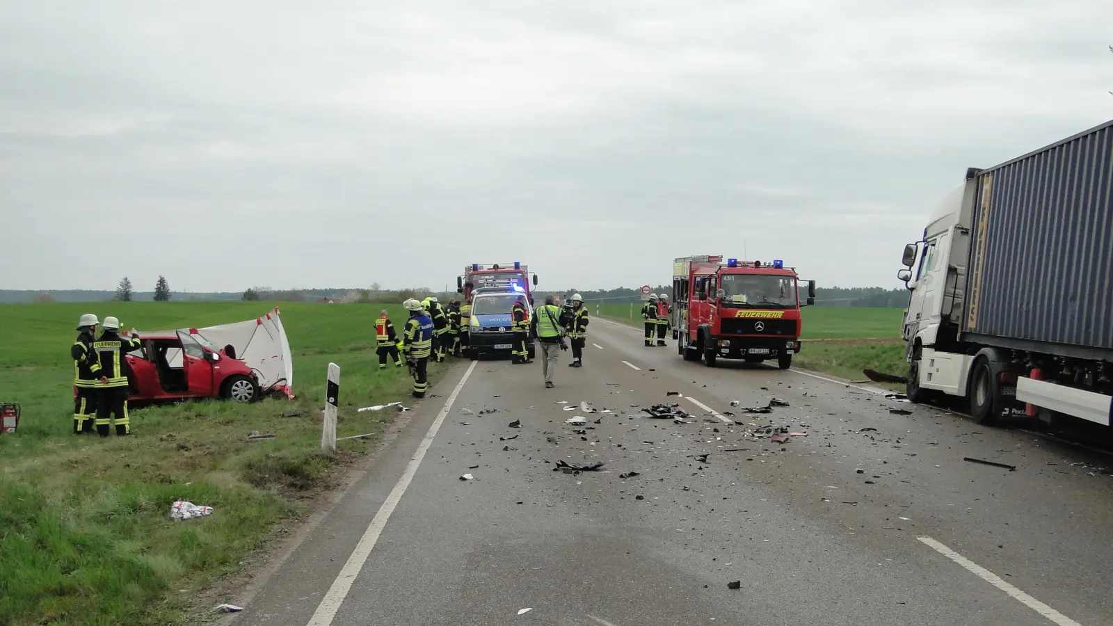 Frontal prallte am Montag Vormittag auf der Bundesstraße B14 ein Kleinwagen gegen einen Lkw. (Foto: Winfried Vennemann)